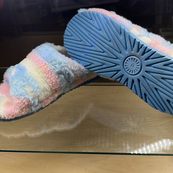 UGG slides in size 8 - Picture 3 of 3